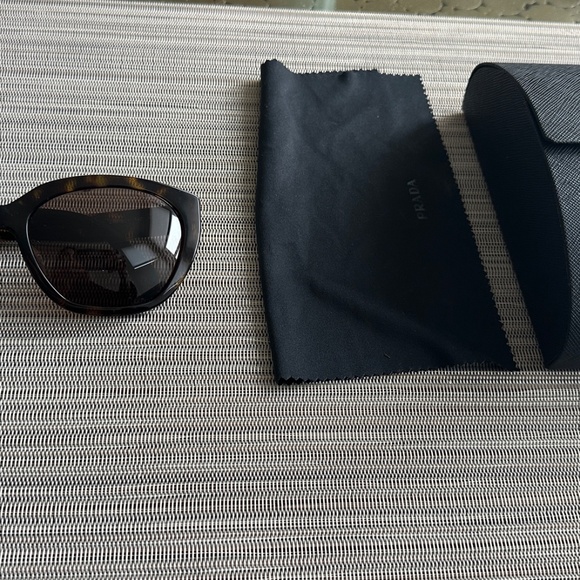 Prada sunglasses - Picture 5 of 11